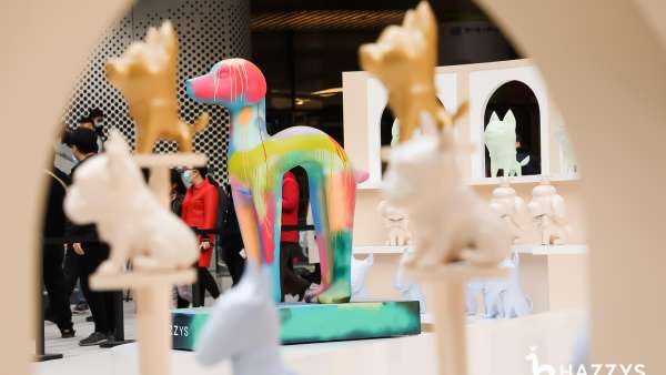 HAZZYS萌寵藝術(shù)展活動策劃現(xiàn)場還邀請了Ethan進(jìn)行涂鴉藝術(shù)創(chuàng)作