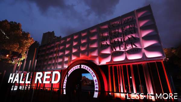 利郎LESS IS MORE時裝周閉幕秀活動策劃復(fù)制了千年古城的圖騰和標(biāo)識