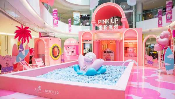 巨型粉小胖空降房山天街「圈粉派對」活動策劃現(xiàn)場，超粉超夢幻