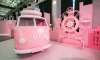 粉色摩天輪、粉色巴士、粉色秋千，那么粉的潘多拉快閃店太夢(mèng)幻了！